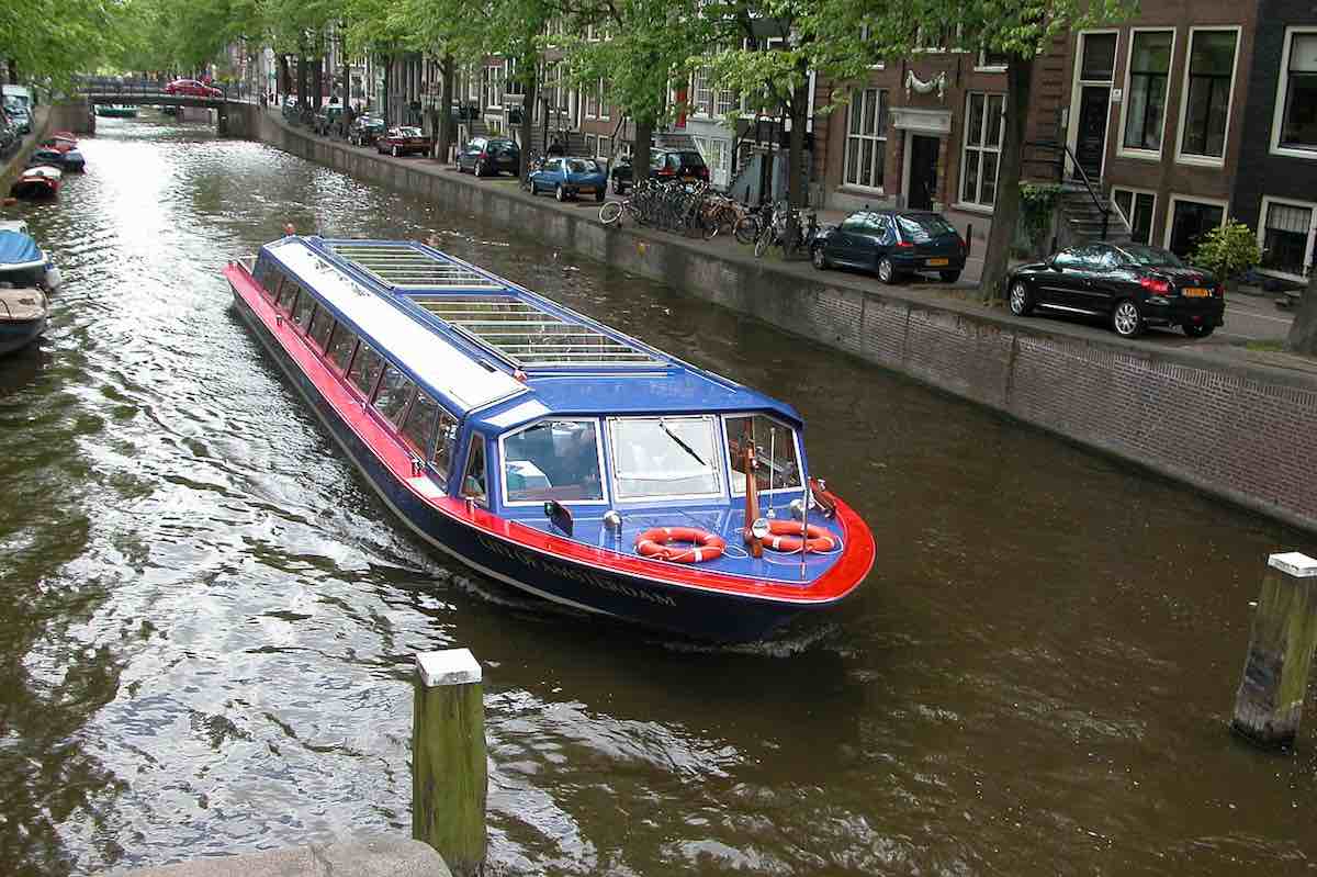 Hop_on_hop_off_canal_cruise